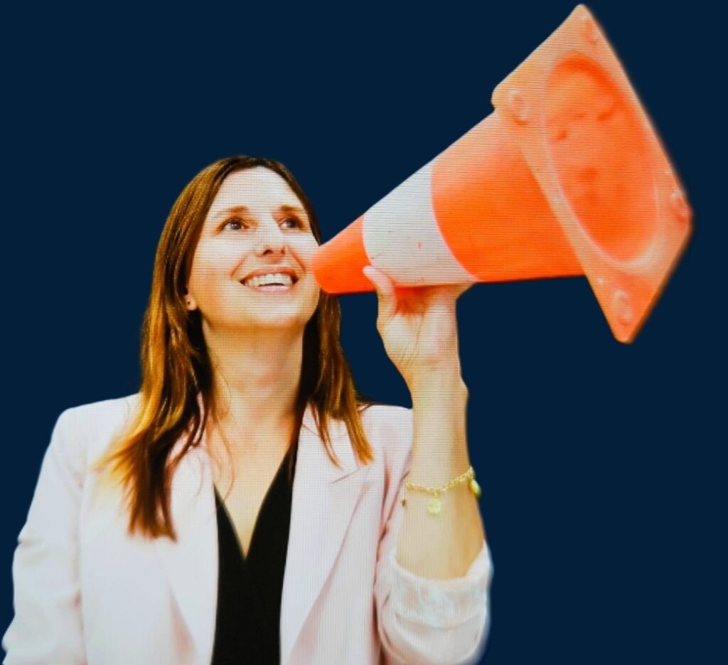 Marine Angly agence de communication en Dordogne avec un panneau de chantier pour se faire entendre